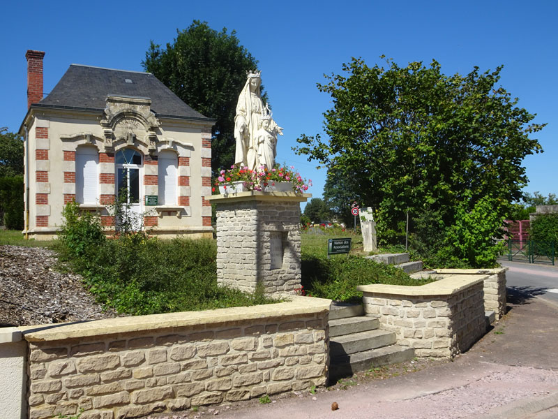 Grainville-sur-Odon : Vierge et ancienne mairie