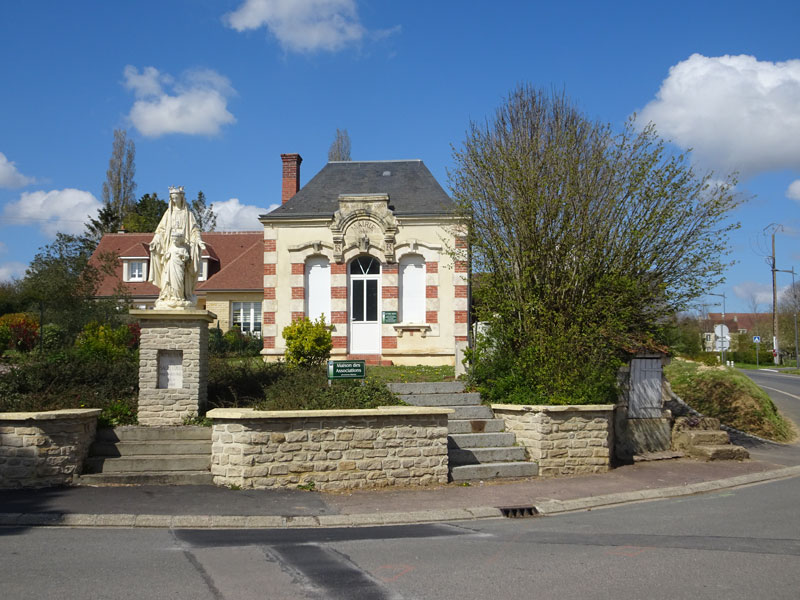 Grainville-sur-Odon : Vierge et ancienne mairie