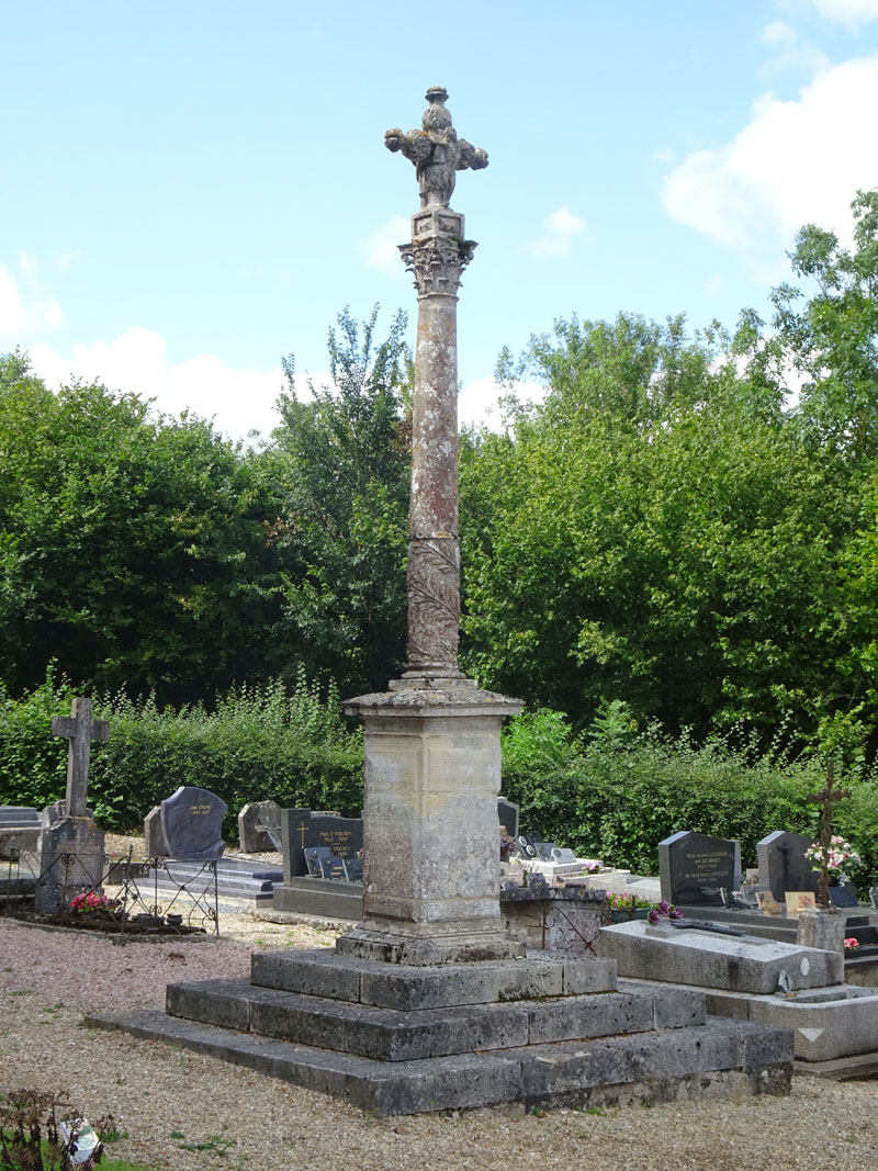 Le Mesnil-Eudes : Croix de cimetière