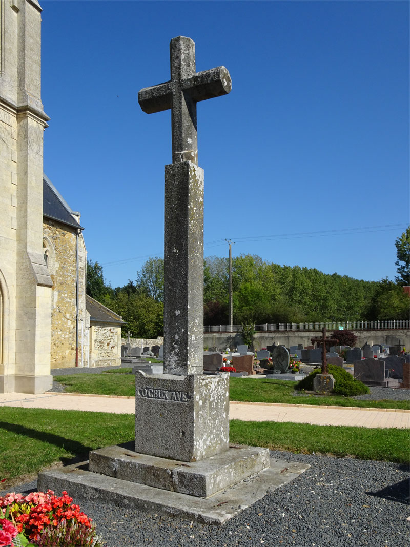Les Moutiers-en-Cinglais : croix de cimetière