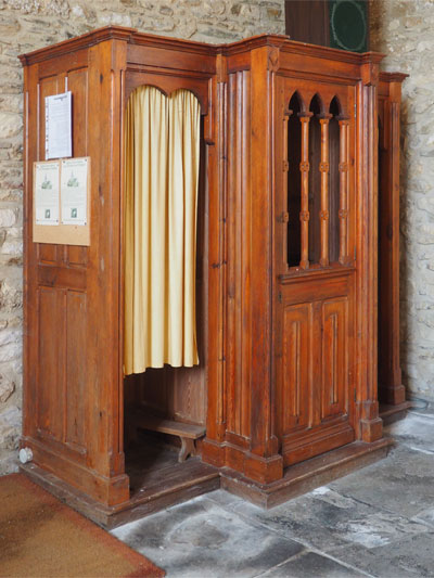 Les Moutiers-en-Cinglais : Eglise Notre-Dame - confessionnal