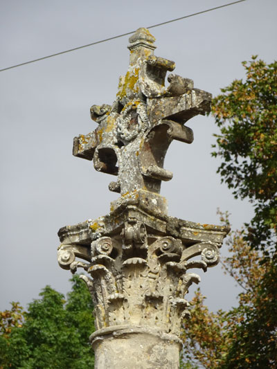 Magny-la-Campagne : Croix monumentale au cimetière de Vaux-la-Campagne