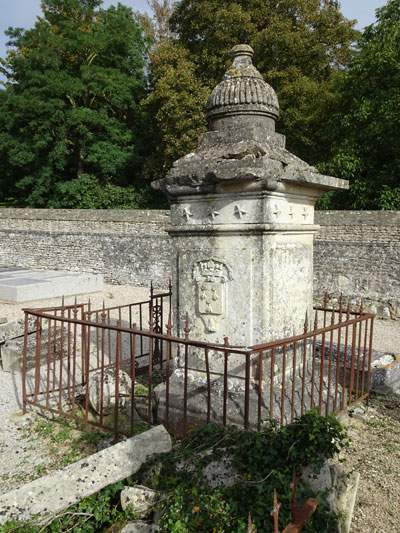 Magny-la-Campagne : Tombeau de la famille de Marguerye au cimetière de Vaux-la-Campagne