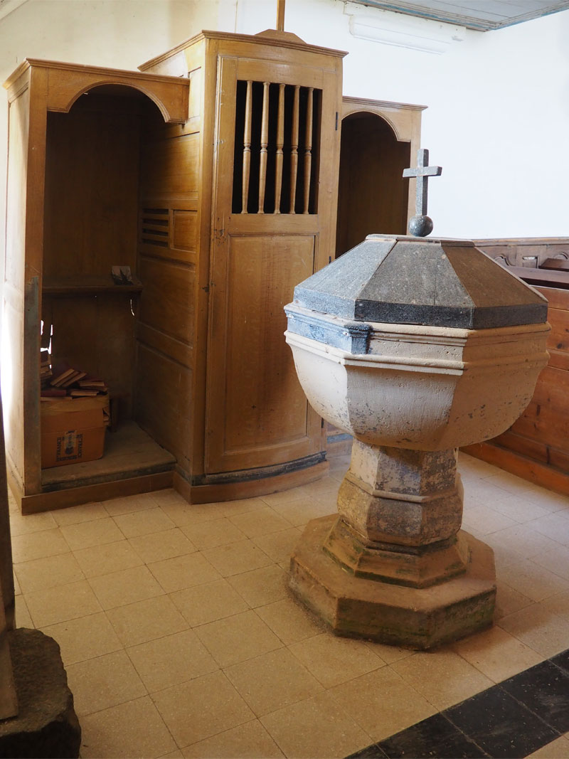 Maizet : Eglise Saint-Vigor - confessional et fonts baptismaux