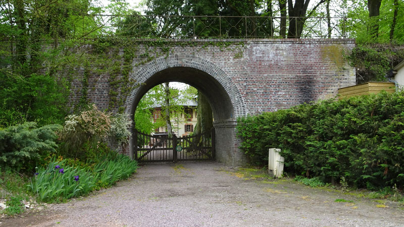Orbec : Château de Launay et Pont de chemin de fer
