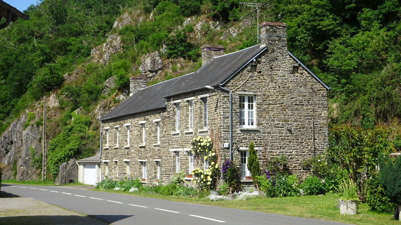 Pierrefitte-en-Cinglais : Maisons au bord de l'Orne