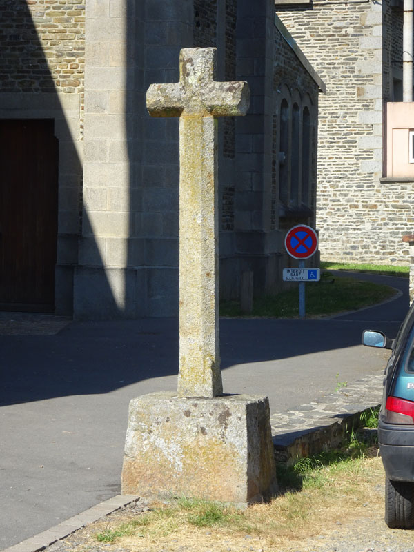 Pont-d'Ouilly : Croix près de l'église