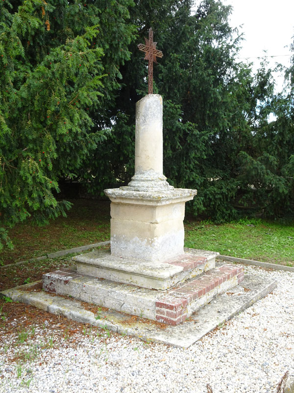 Poussy-la-Campagne : Croix de cimetière