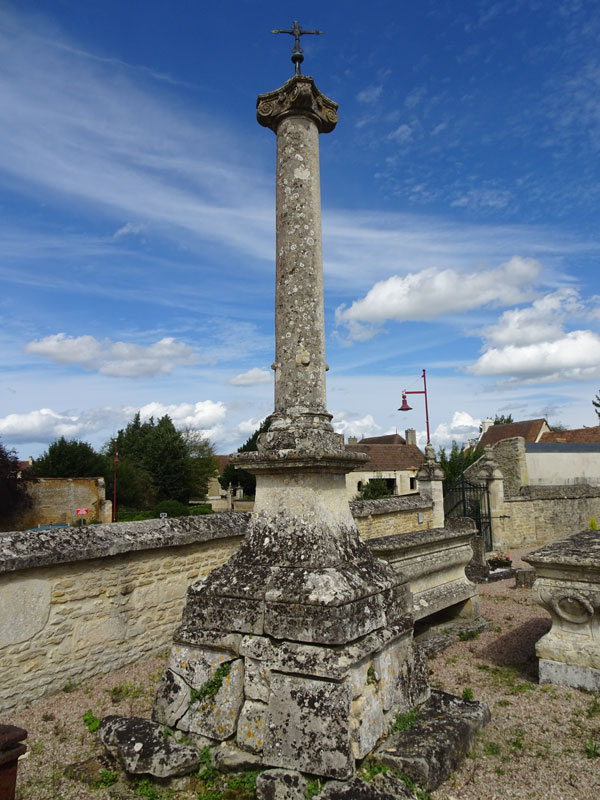 Touffréville : Croix de cimetière