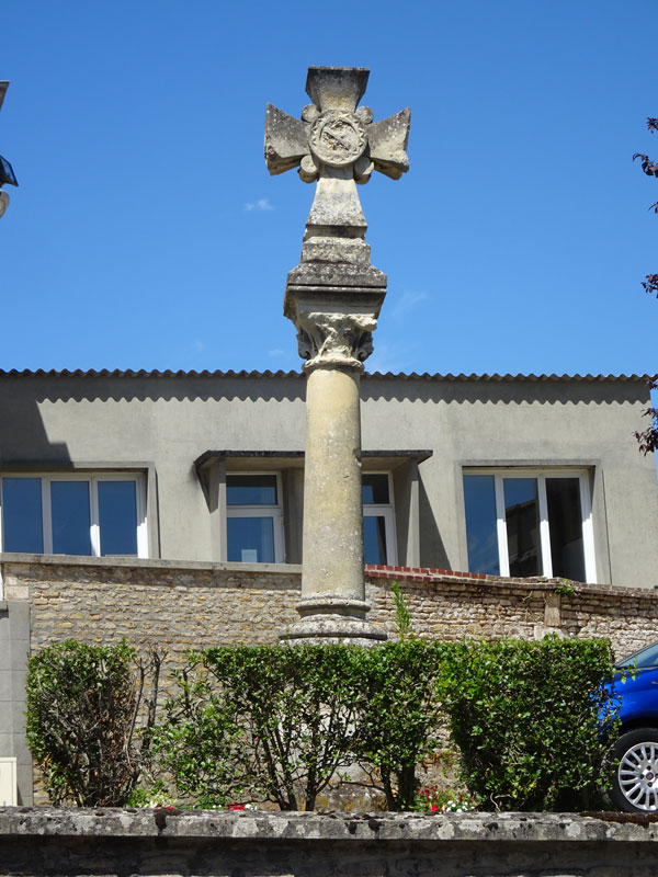 Troarn : croix de cimetière