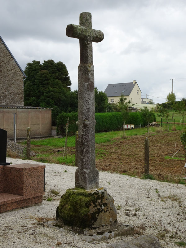 La Boulouze (Saint-Ovin) : Croix du cimetière