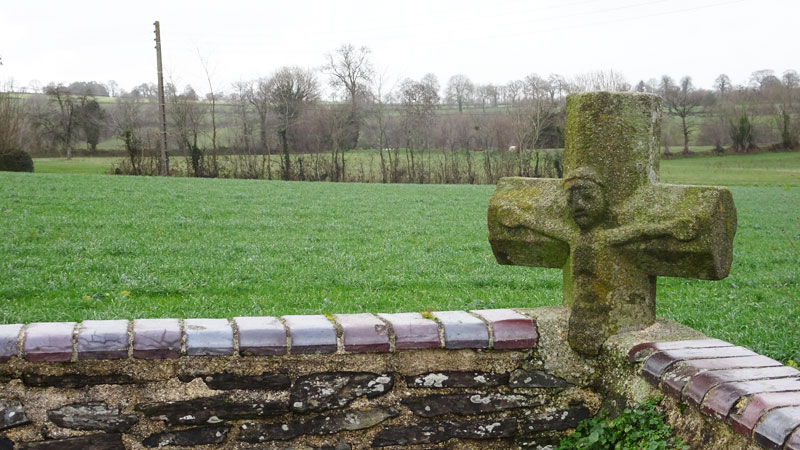 Précorbin : Croix dans le cimetière