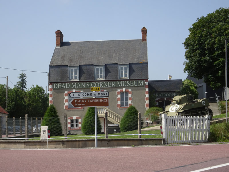 Saint-Côme-du-Mont : Musée du Carrefour de l'Homme Mort (Dead Man's Corner Museum)