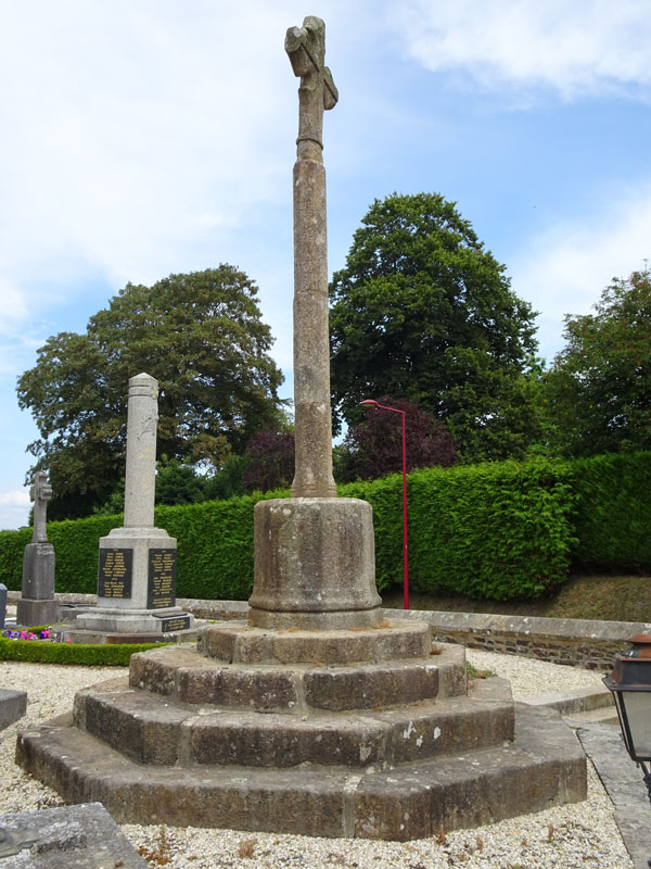 Saint-Senier-de-Beuvron : Croix de cimetière