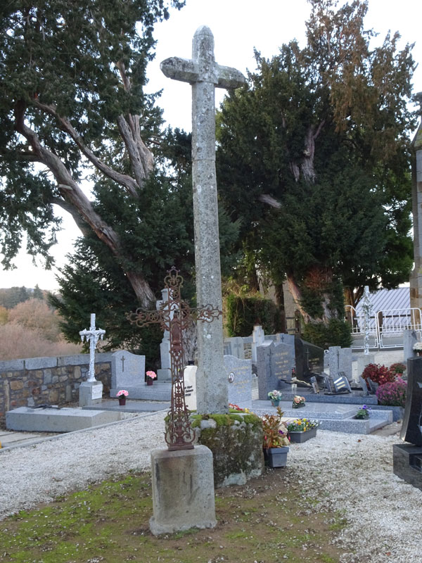 Bréel : Croix de cimetière