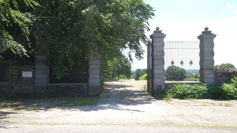 Chênedouit : portail du Château du Repas