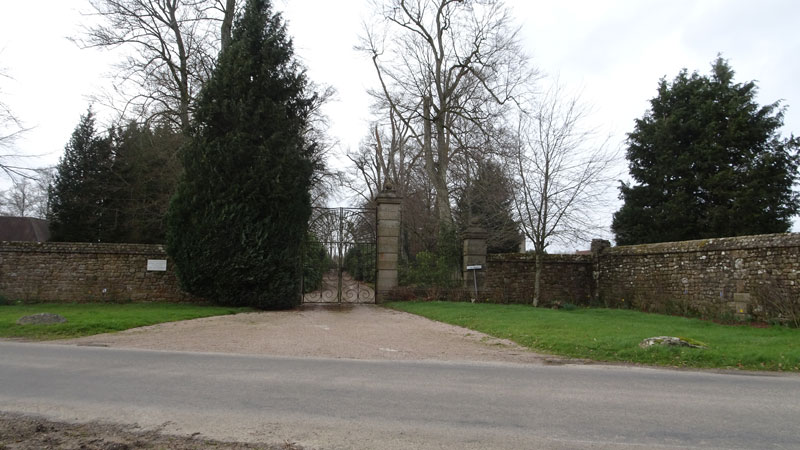 Chênedouit : portail du Château du Repas