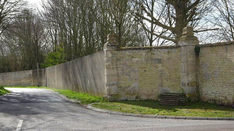 Fontaine-les-Bassets : Mur du château