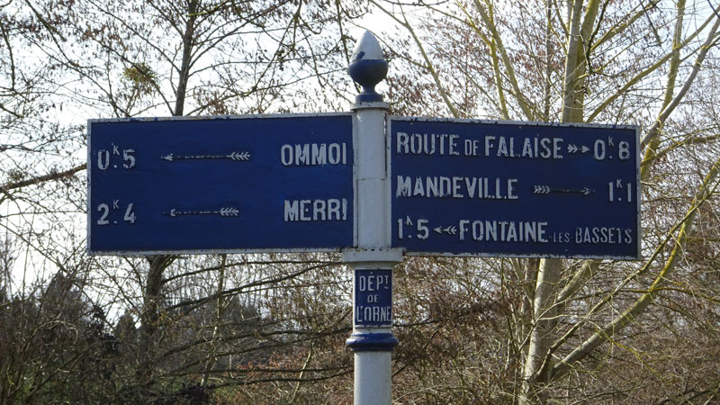 Fontaine-les-Bassets : Plaque de cocher au  Pont d'Ommoy