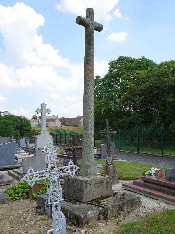 La Lande-de-Lougé : Croix de cimetière