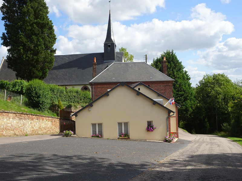 Les Champeaux : Mairie et Eglise Saint-Pierre