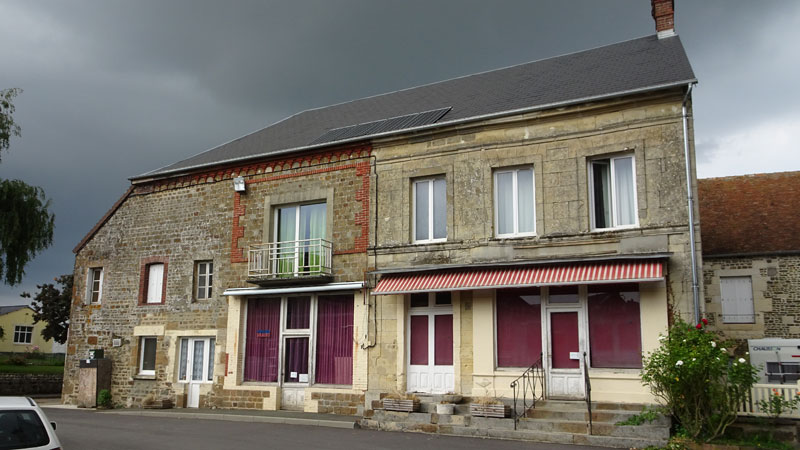 Lougé-sur-Maire : Maisons dans le bourg