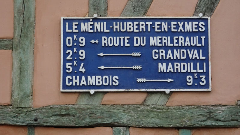 Ménil-Hubert-en-Exmes : Bourg et plaque de cocher