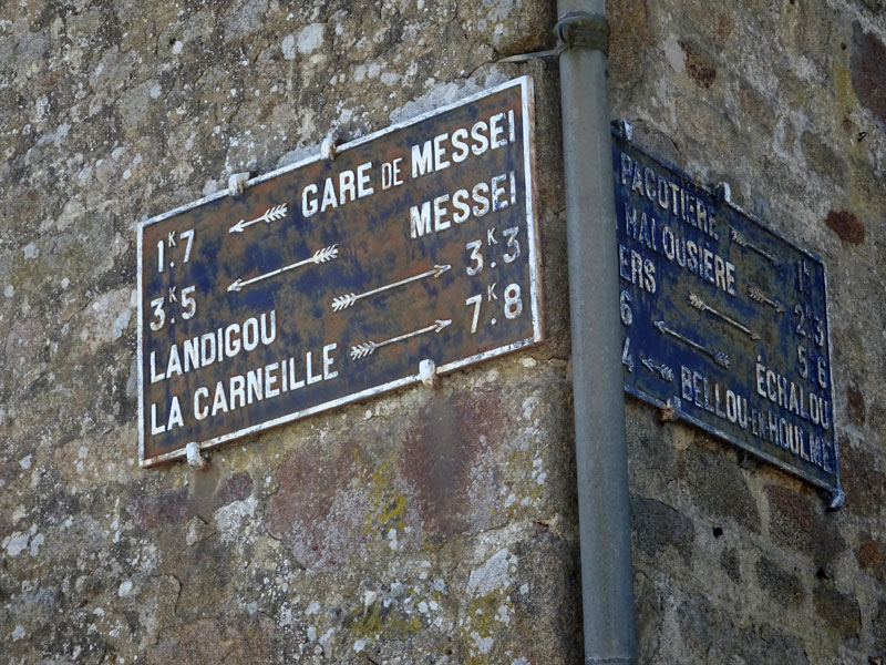 Messei : Carrefour sur D43 et plaque de cocher