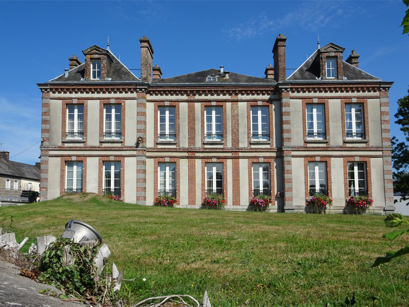 Messei : Château d'Emile de Marcère / Mairie
