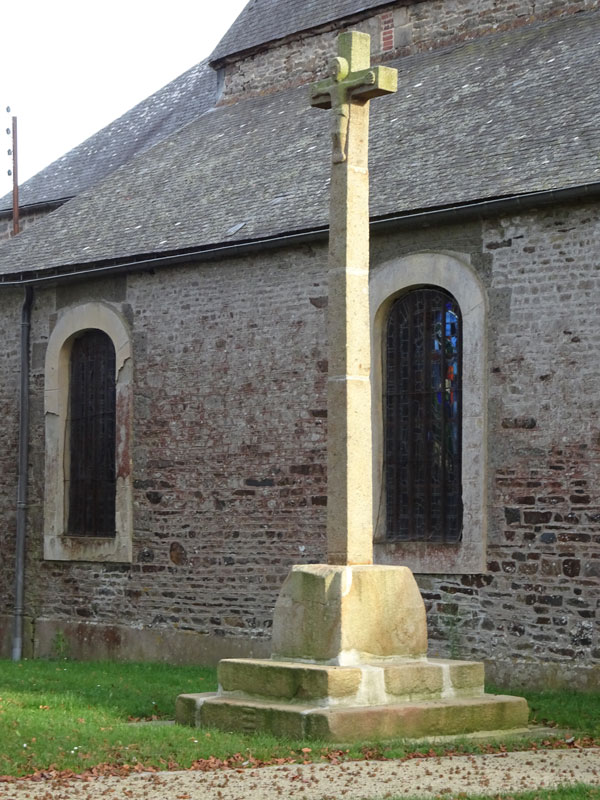 Montsecret (Orne) : Eglise Saint-Michel : Croix de cimetière
