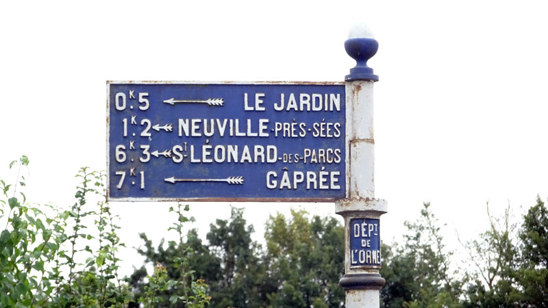Neuville-près-Sées : Plaque de cocher sur D50