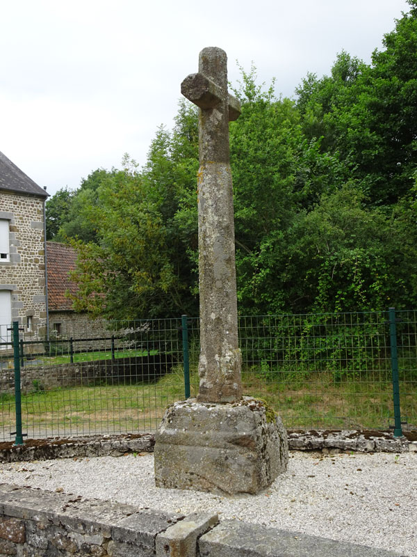 Saint-Georges-d'Annebecq : Croix de cimetière