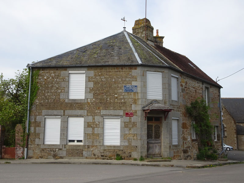 Saint-Martin-l'Aiguillon : Maison du bourg et plaque de cocher