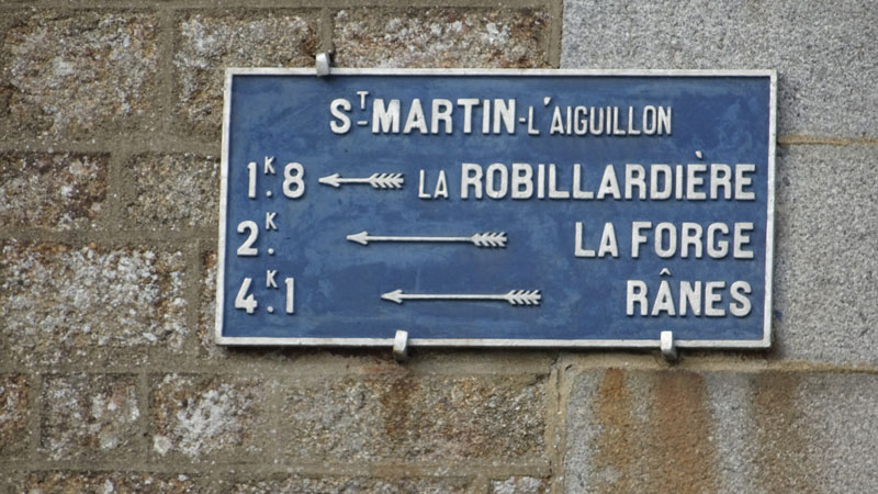 Saint-Martin-l'Aiguillon : Maison du bourg et plaque de cocher