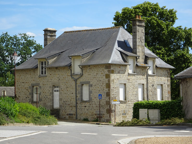 Saint-Ouen-le-Brisoult : Maison près de l'église