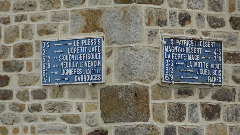 Saint-Patrice-du-Désert : Eglise Saint-Patrice et plaque de cocher