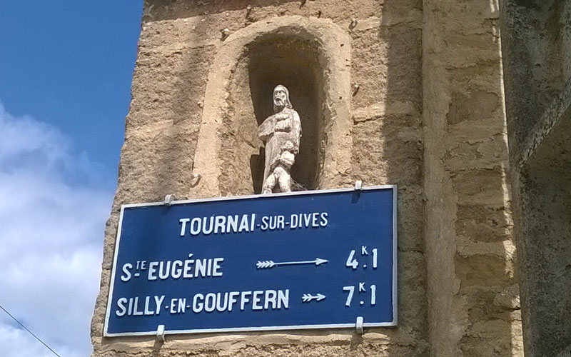 Tournai-sur-Dive : Statue, rue du Puits du Bourg